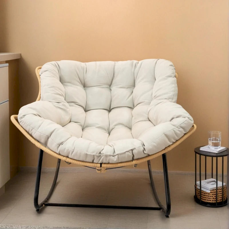 Schaukelstuhl in Eiform mit Rattandesign