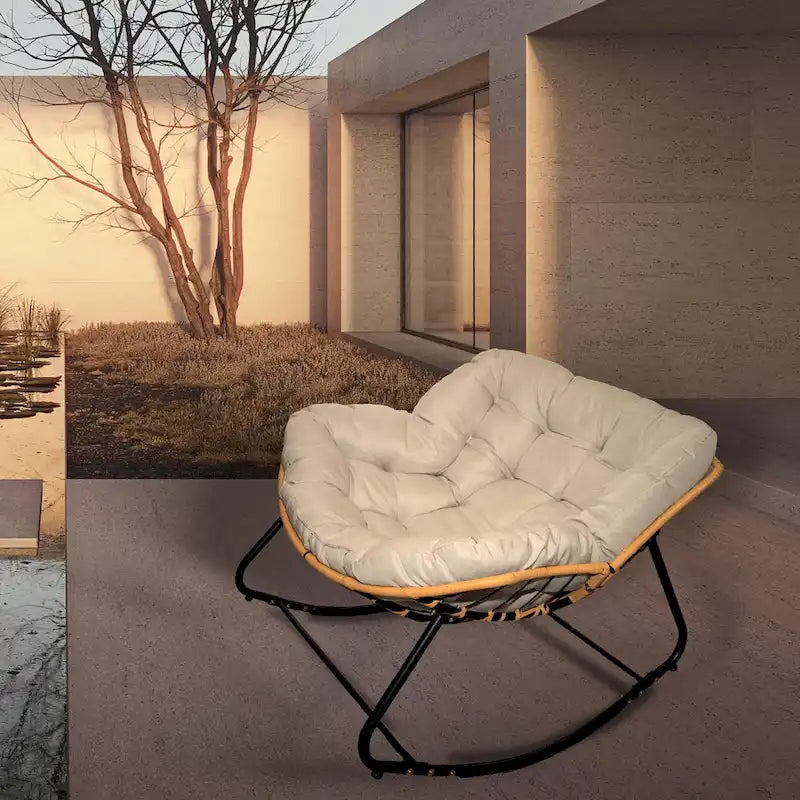 Schaukelstuhl in Eiform mit Rattandesign