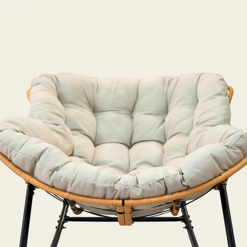 Schaukelstuhl in Eiform mit Rattandesign