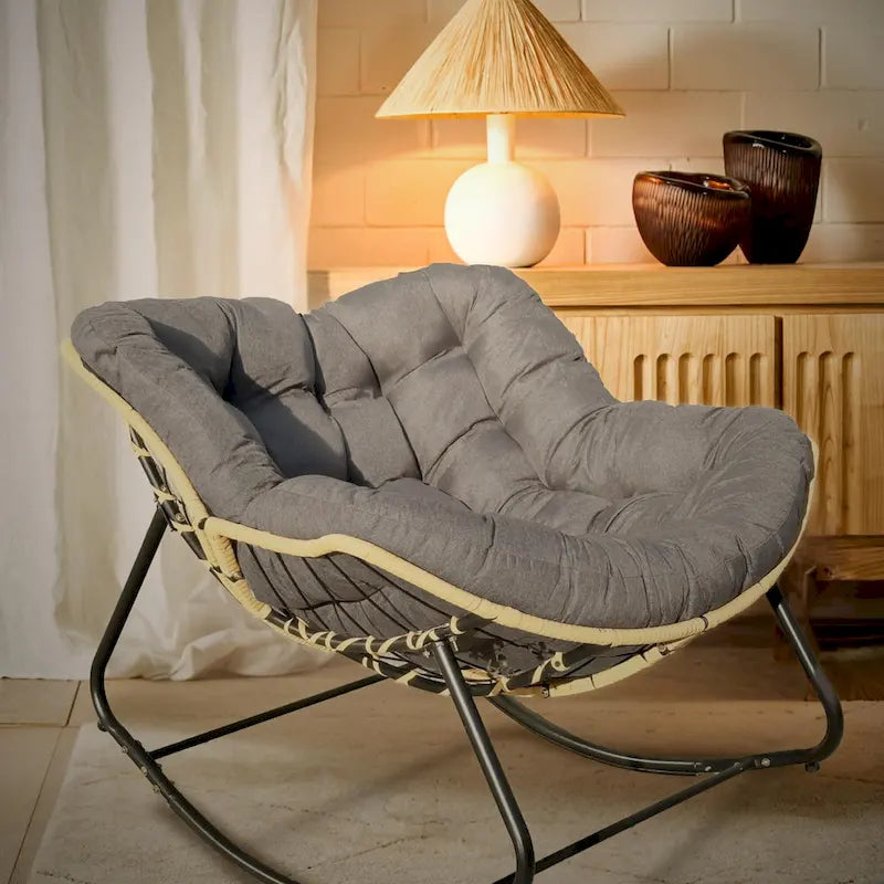 Schaukelstuhl in Eiform mit Rattandesign