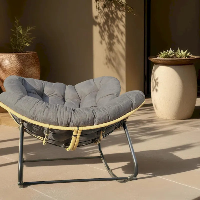 Schaukelstuhl in Eiform mit Rattandesign
