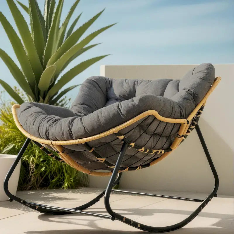 Schaukelstuhl in Eiform mit Rattandesign