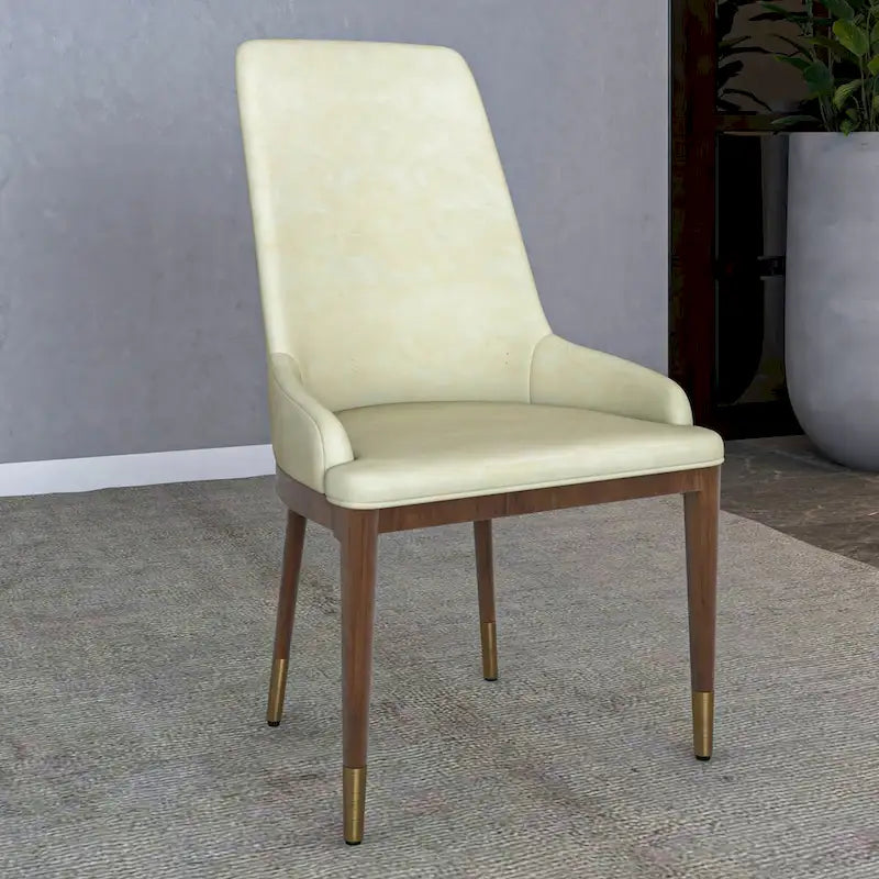 Gepolsterter Esszimmerstuhl aus Leder mit Rubberwood-Gestell, hoher Rückenlehne und goldfarbenen Akzentbeinen für das Wohnzimmer