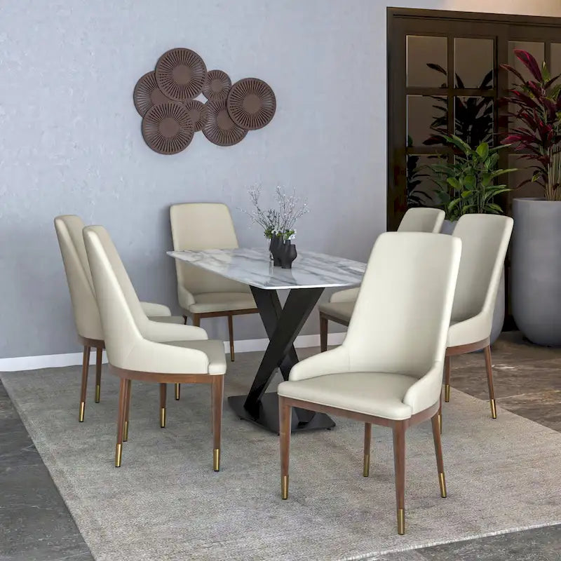 Gepolsterter Esszimmerstuhl aus Leder mit Rubberwood-Gestell, hoher Rückenlehne und goldfarbenen Akzentbeinen für das Wohnzimmer