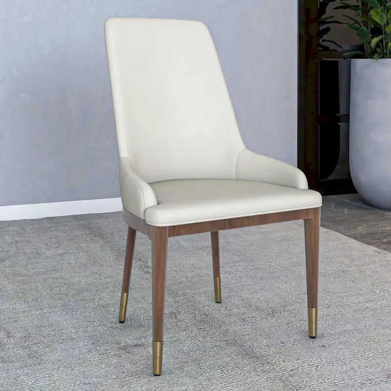Gepolsterter Esszimmerstuhl aus Leder mit Rubberwood-Gestell, hoher Rückenlehne und goldfarbenen Akzentbeinen für das Wohnzimmer