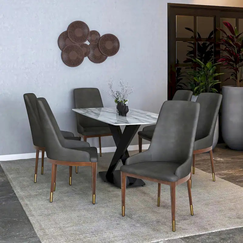 Gepolsterter Esszimmerstuhl aus Leder mit Rubberwood-Gestell, hoher Rückenlehne und goldfarbenen Akzentbeinen für das Wohnzimmer