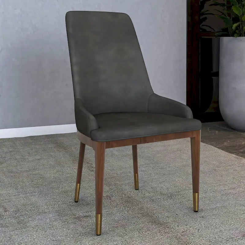 Gepolsterter Esszimmerstuhl aus Leder mit Rubberwood-Gestell, hoher Rückenlehne und goldfarbenen Akzentbeinen für das Wohnzimmer