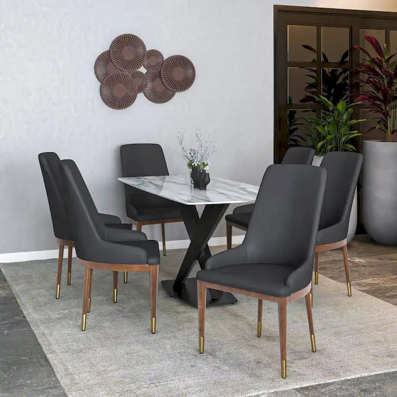 Gepolsterter Esszimmerstuhl aus Leder mit Rubberwood-Gestell, hoher Rückenlehne und goldfarbenen Akzentbeinen für das Wohnzimmer